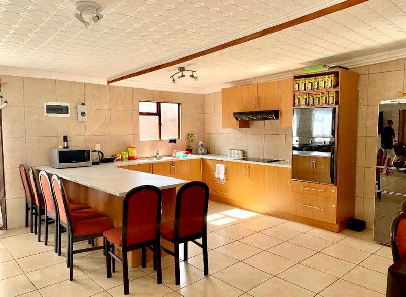 6 Bedroom Property for Sale in Chatsworth Western Cape